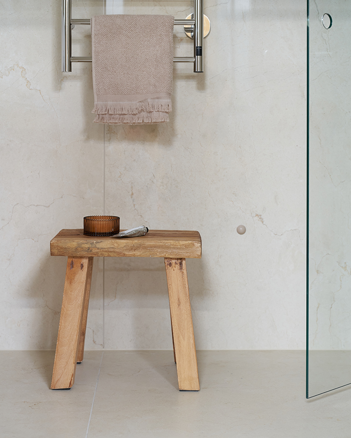 Prefabricated bathroom furnished with large-format tiles (slabs) on the walls and matching 60x120 cm floor tiles.